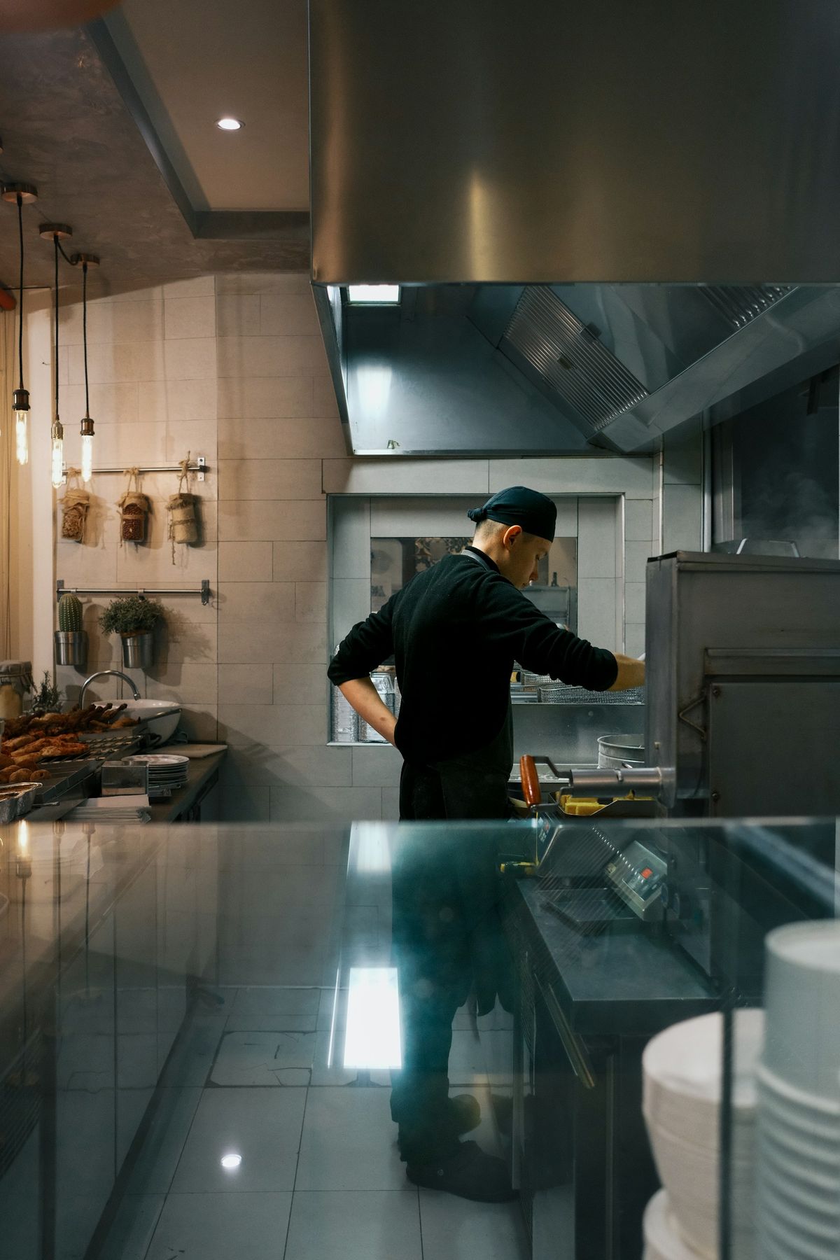 Kokk arbeider på kjøkken i restaurant