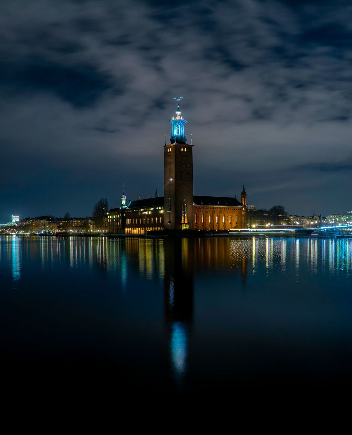 Stockholm raadhus med taarn ved vannet i Sverige