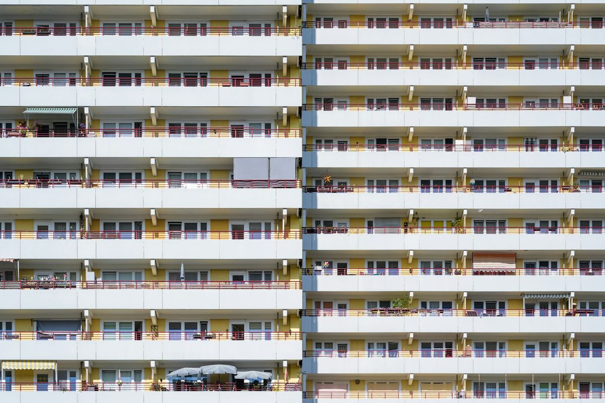 Fasade av moderne leilighetsbygg med mange balkonger