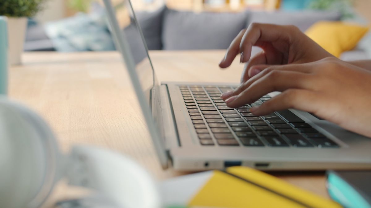 Person soker opp bedrift pa laptop ved skrivebord