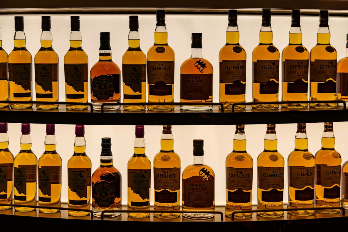 Hylle med ulike flasker brennevin i butikk