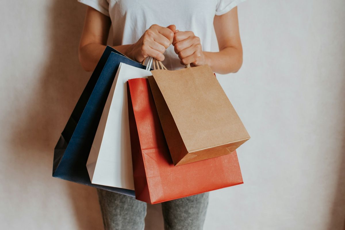 Person holder fargerike handleposer etter shopping