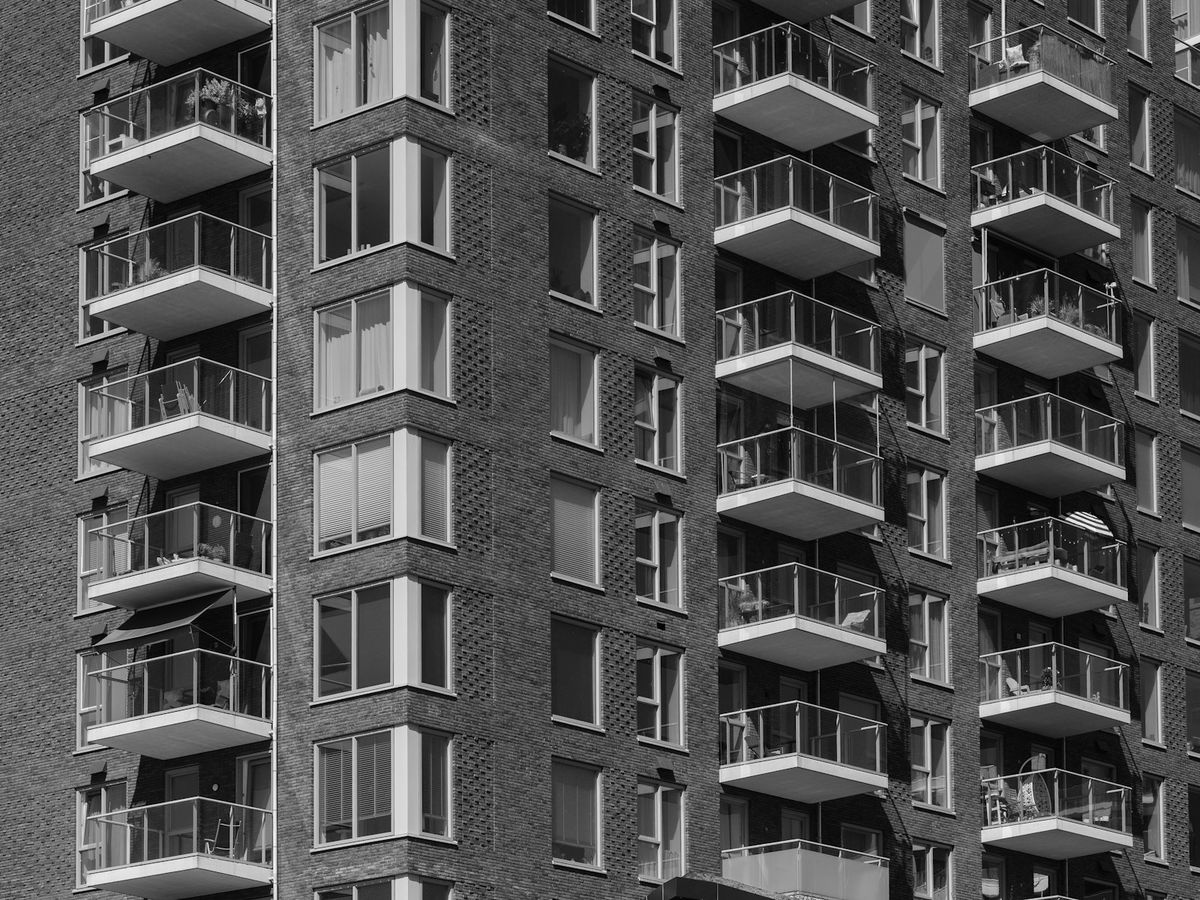 Moderne bygning med mange balkonger sett utenfra