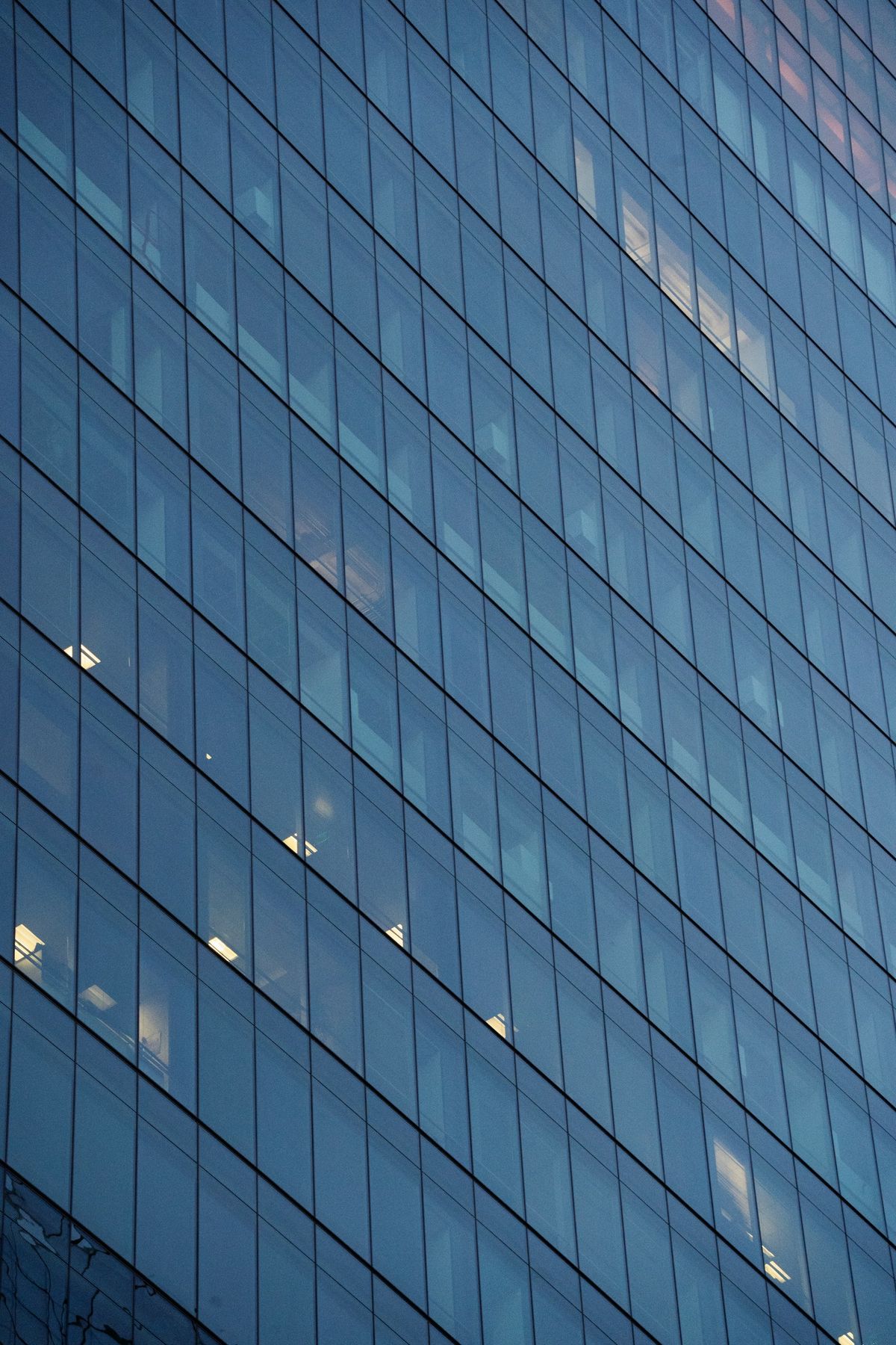 Glassfasade paa en moderne kontorbygning