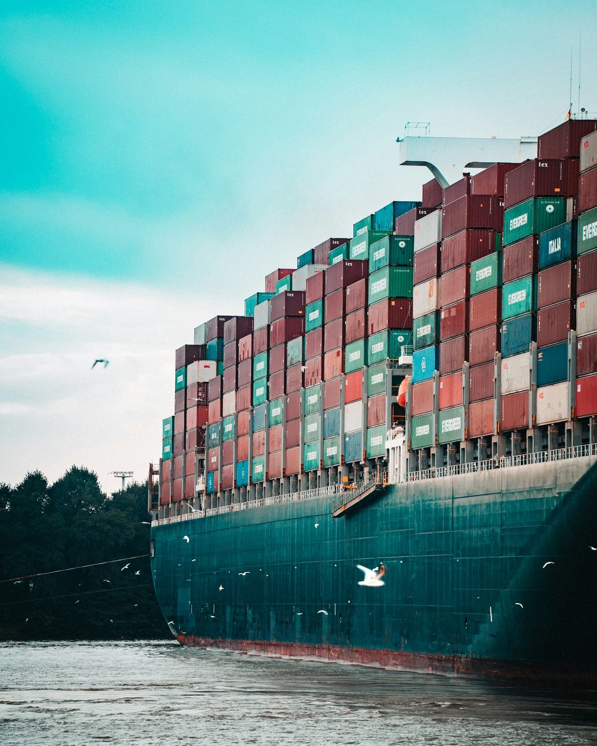 Stort containerskip lastet med containere for import og eksport