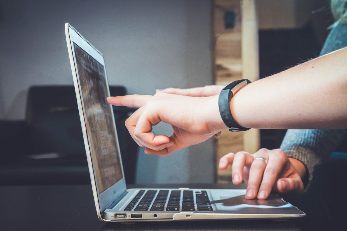 Person leverer skjema digitalt på laptop