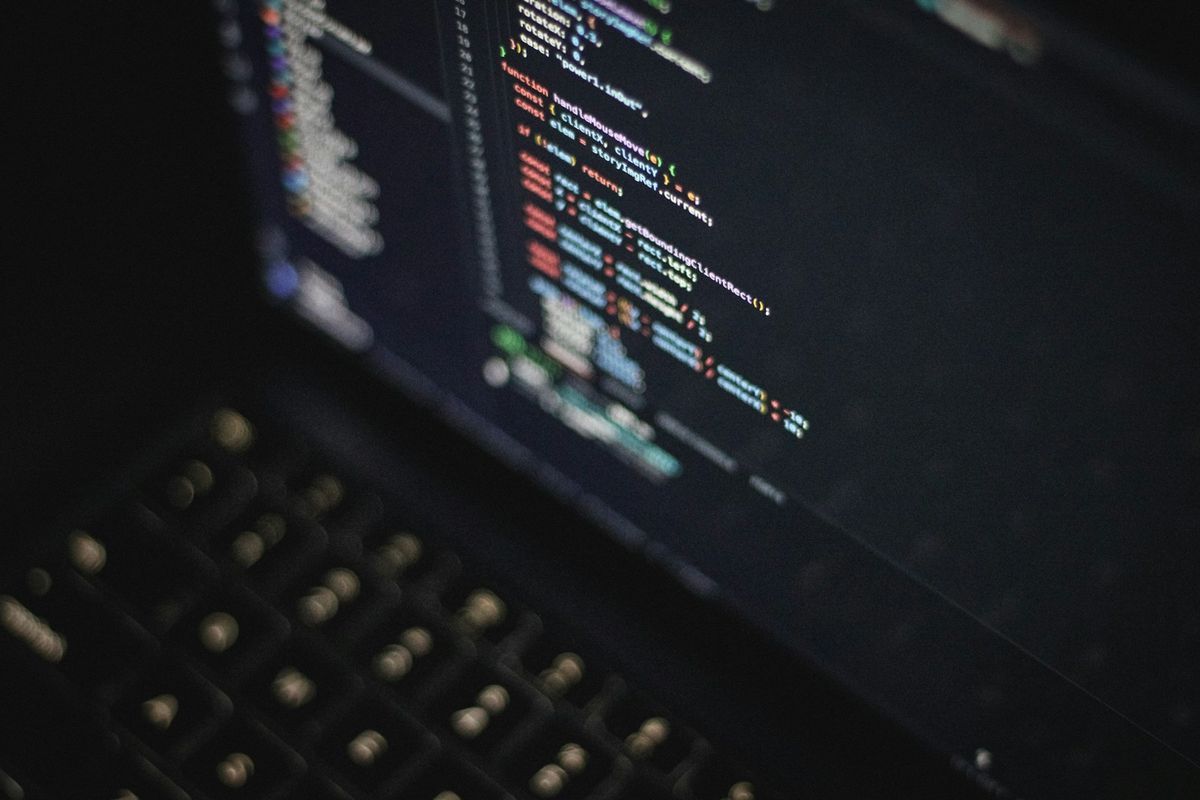 Naerbilde av dataskjerm med fargerik programkode