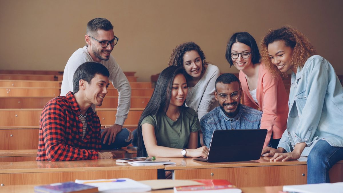 Gruppe studenter samarbeider rundt en laptop