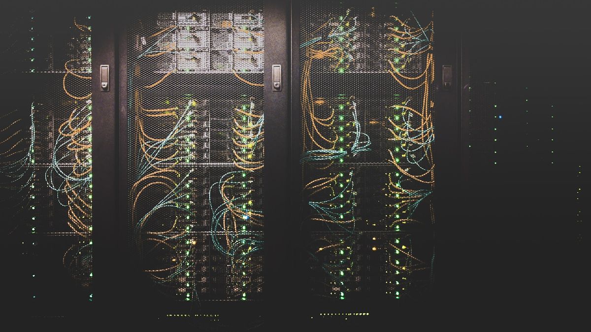 Nettverkskabler i serverrom for digitale skytjenester