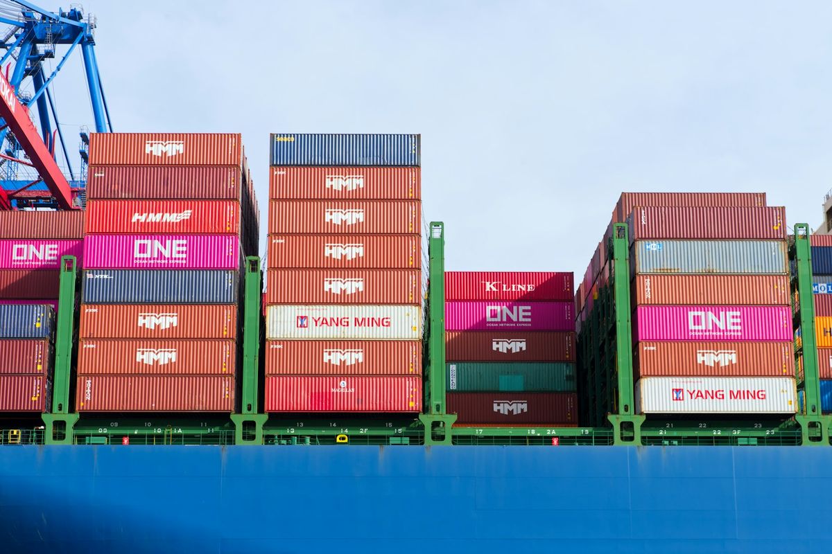 Fraktcontainere stablet paa et lasteskip