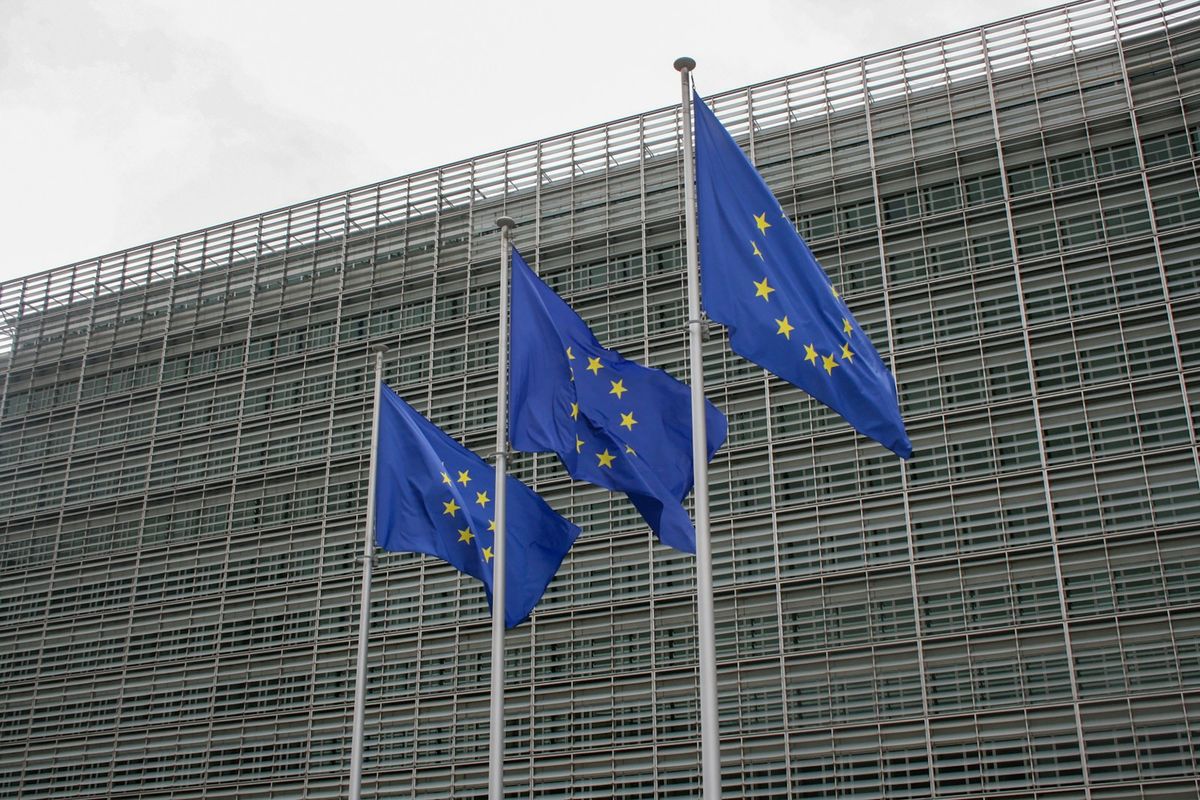 EU-flagg foran bygning i Europa