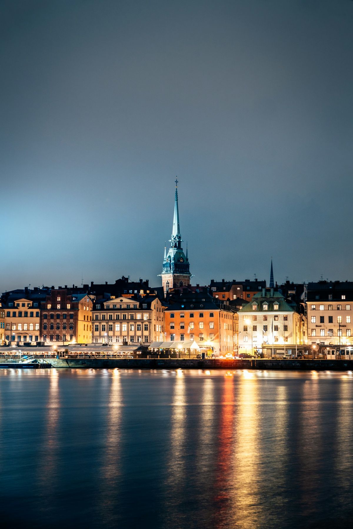 Stockholm gamleby ved vannet om kvelden