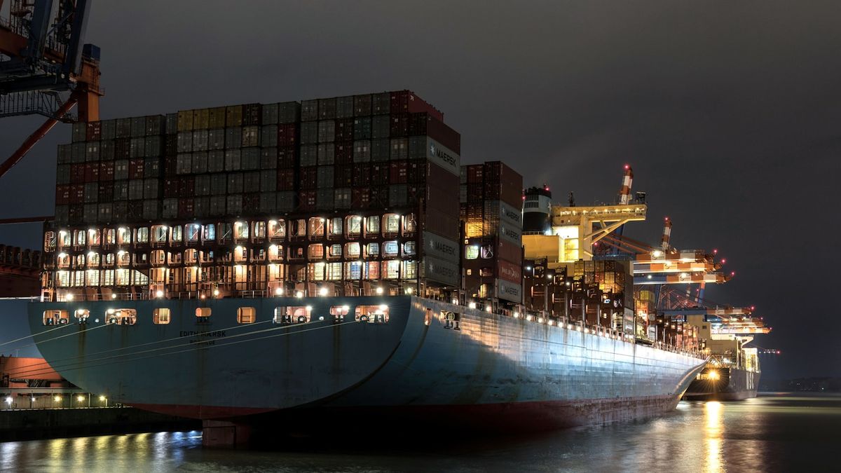 Stort containerskip i havn klart for eksport