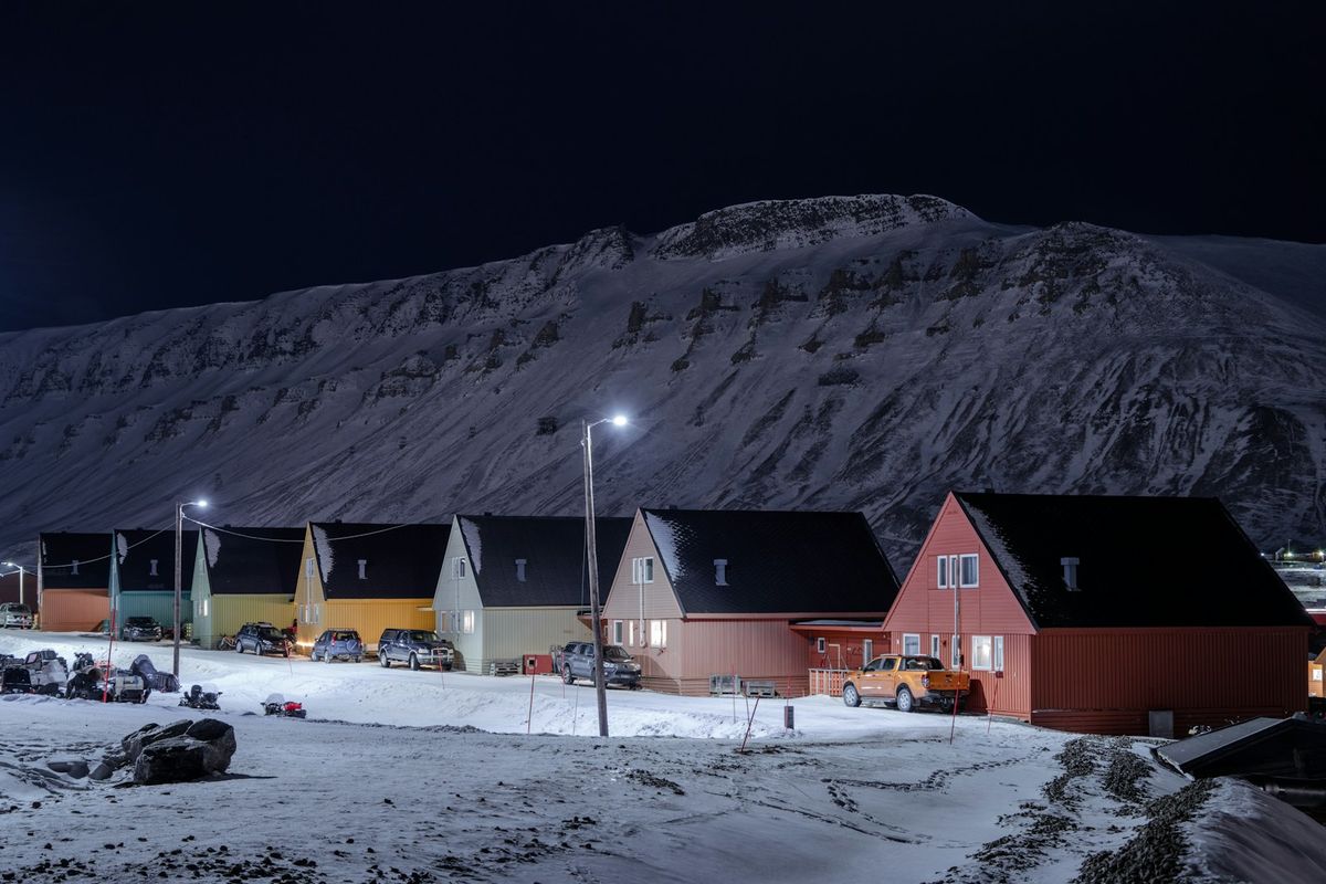 Fargerike hus i snolandskap paa Svalbard