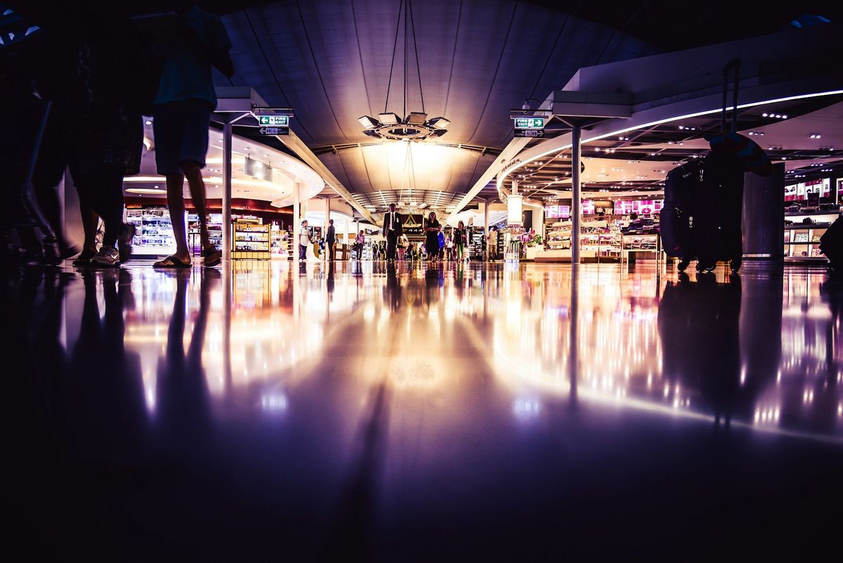 Tax free-butikk i lys flyplassterminal
